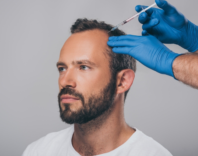 hombre aplicándose Plasma Rico en Plaquetas