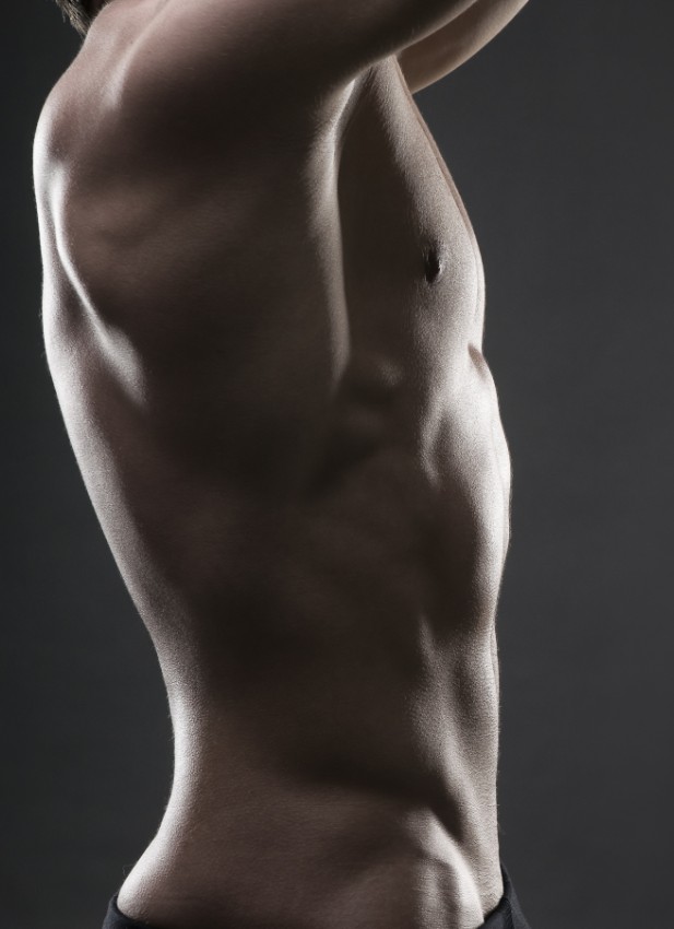 cuerpo de hombre luego de liposucción
